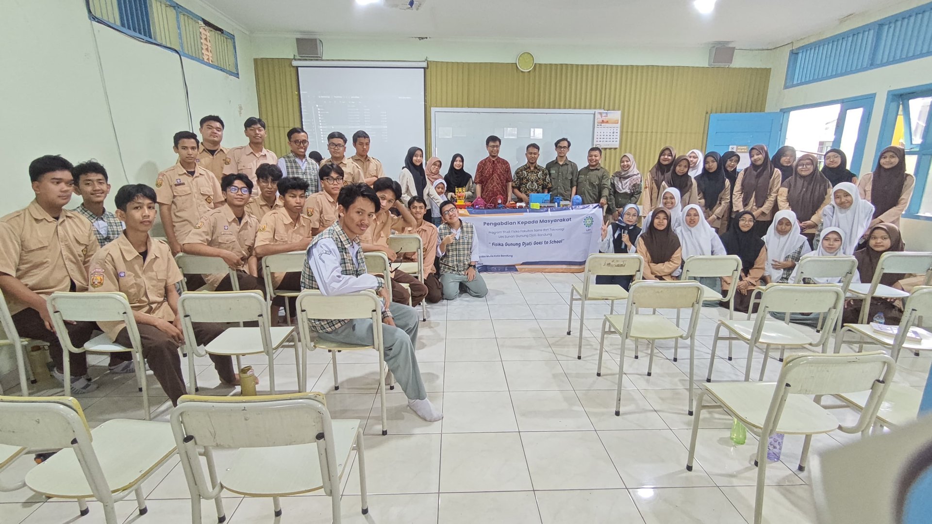 PKM Prodi Fisika : Fisika Gunung Djati Goes to School Mengenalkan Robotika, Arah Kiblat, dan Eksperimen Fisika